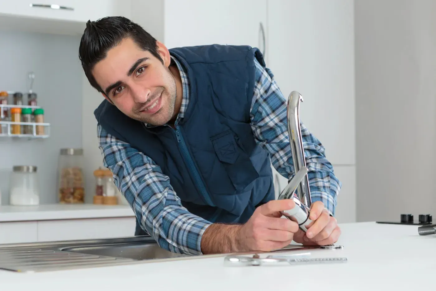 Plombier posant un receveur de douche lors d'une rénovation à Bondy